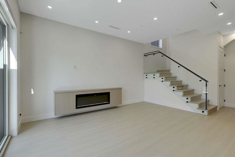 1 3251 E 44 Avenue Vancouver, BC - 4