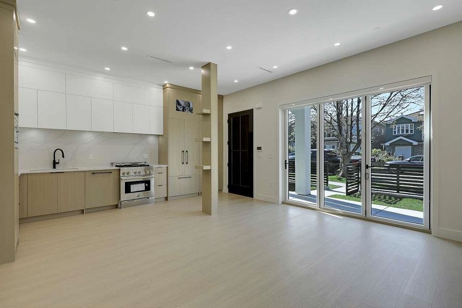 1 3251 E 44 Avenue Vancouver, BC - 2