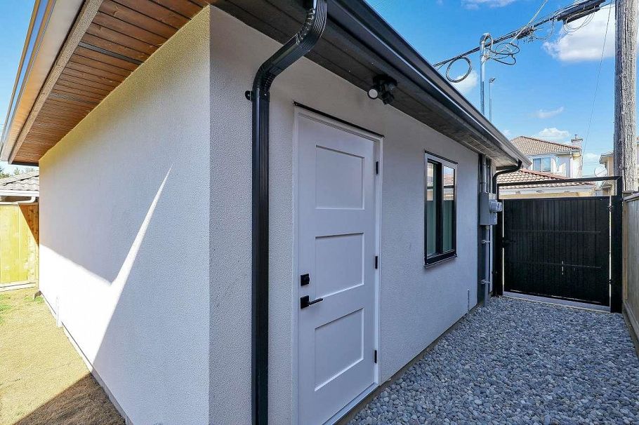 2 3251 E 44 Avenue Vancouver, BC - 31