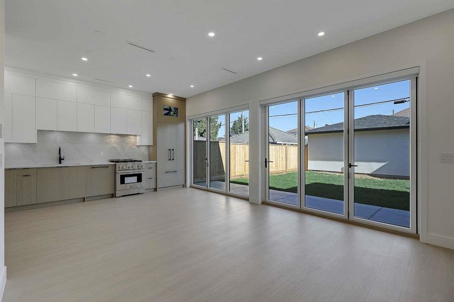 2 3251 E 44 Avenue Vancouver, BC - 4