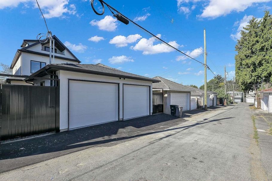 2 3251 E 44 Avenue Vancouver, BC - 32