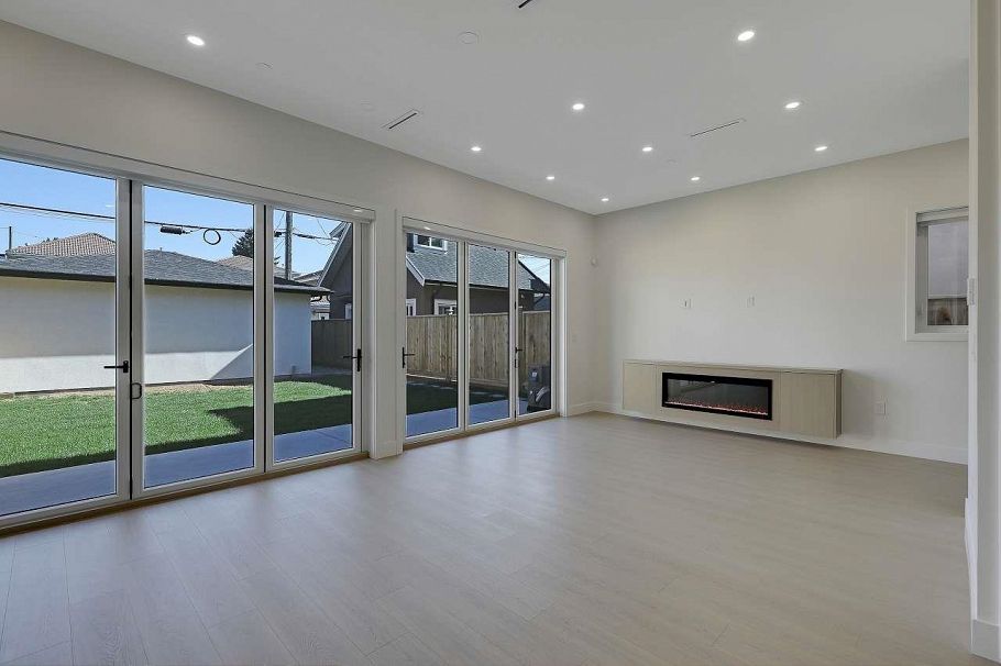 2 3251 E 44 Avenue Vancouver, BC - 15