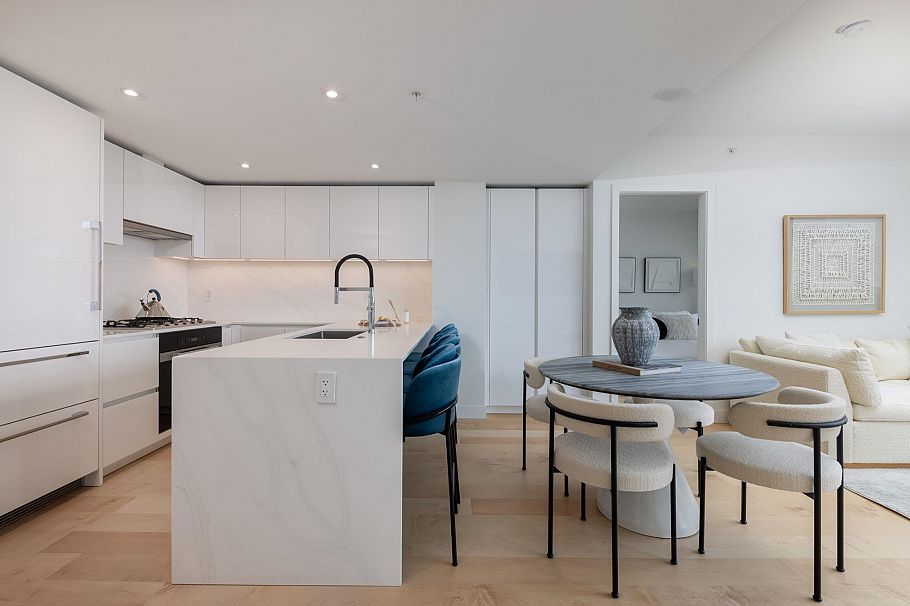 901 135 E 13th Street North Vancouver, BC - 1