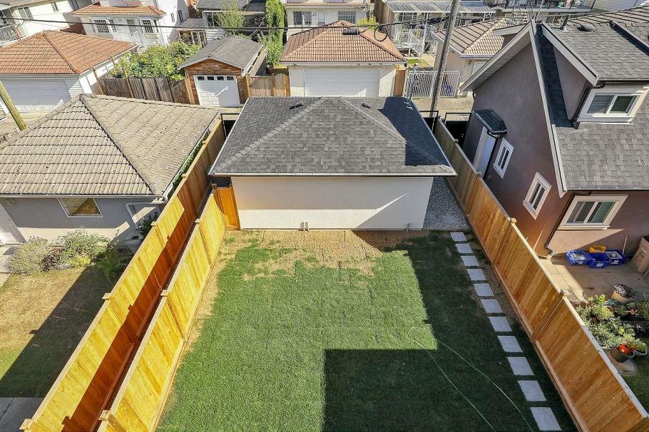 2 3251 E 44 Avenue Vancouver, BC - 28