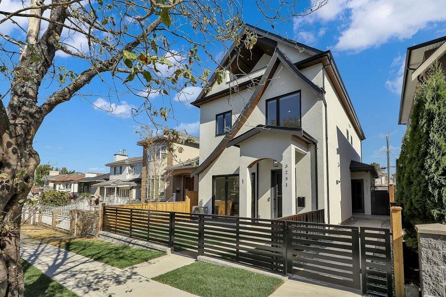 1 3251 E 44 Avenue Vancouver, BC - 27