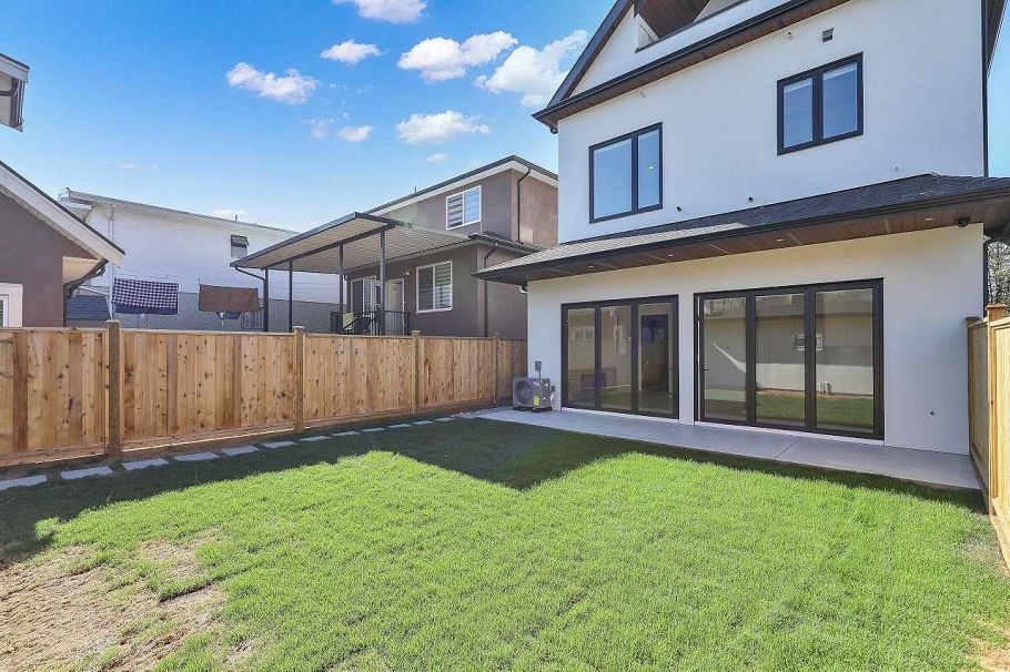 2 3251 E 44 Avenue Vancouver, BC - 2