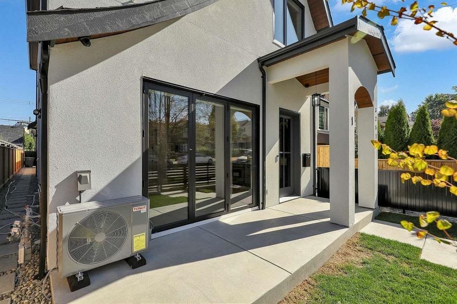 1 3251 E 44 Avenue Vancouver, BC - 24