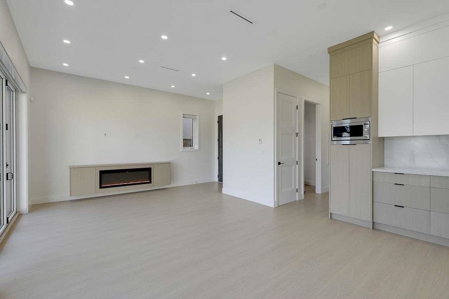 2 3251 E 44 Avenue Vancouver, BC - 14