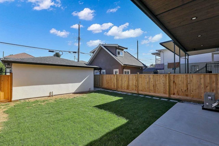 2 3251 E 44 Avenue Vancouver, BC - 30