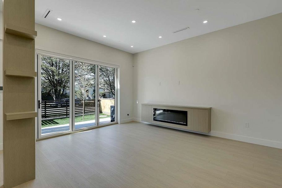 1 3251 E 44 Avenue Vancouver, BC - 1