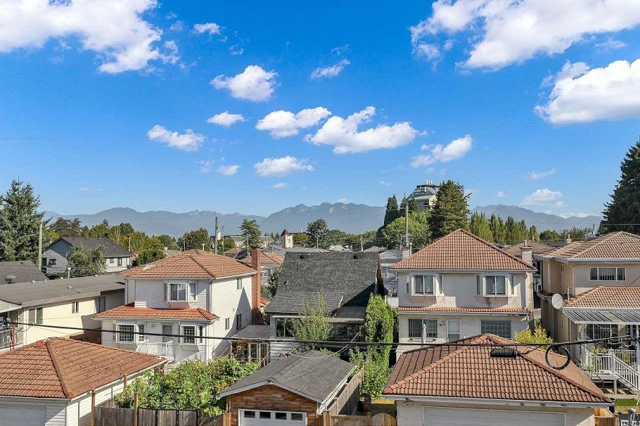 2 3251 E 44 Avenue Vancouver, BC - 27