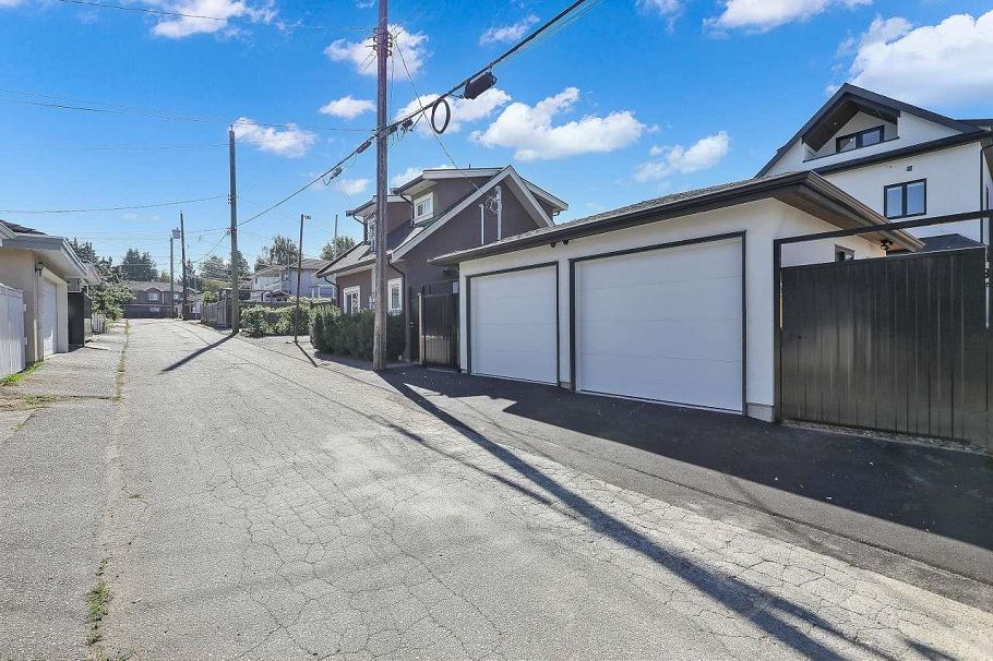 2 3251 E 44 Avenue Vancouver, BC - 33