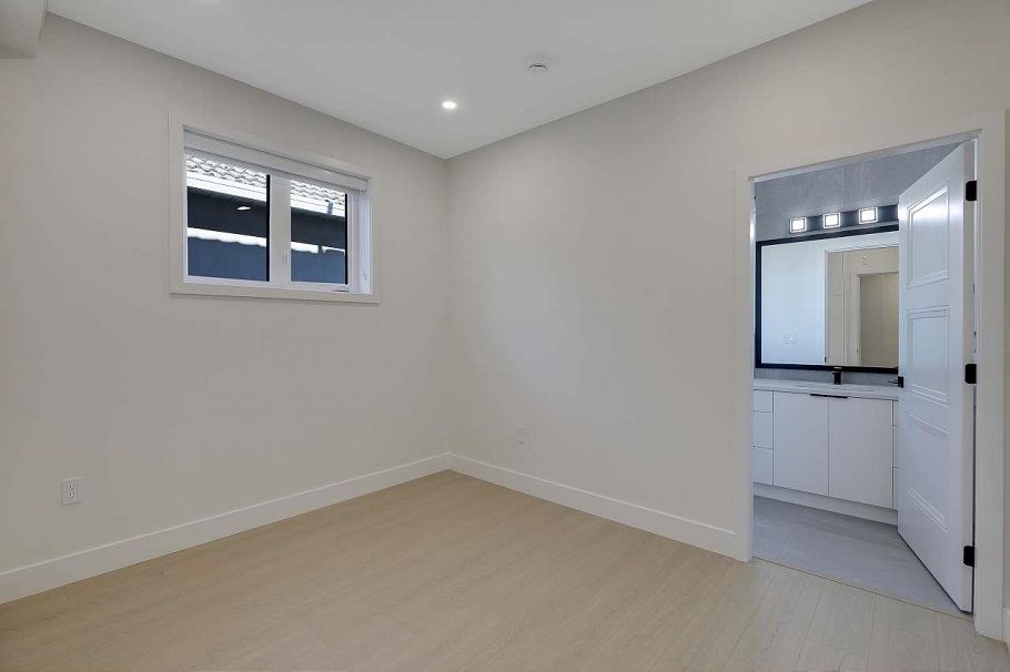 2 3251 E 44 Avenue Vancouver, BC - 20