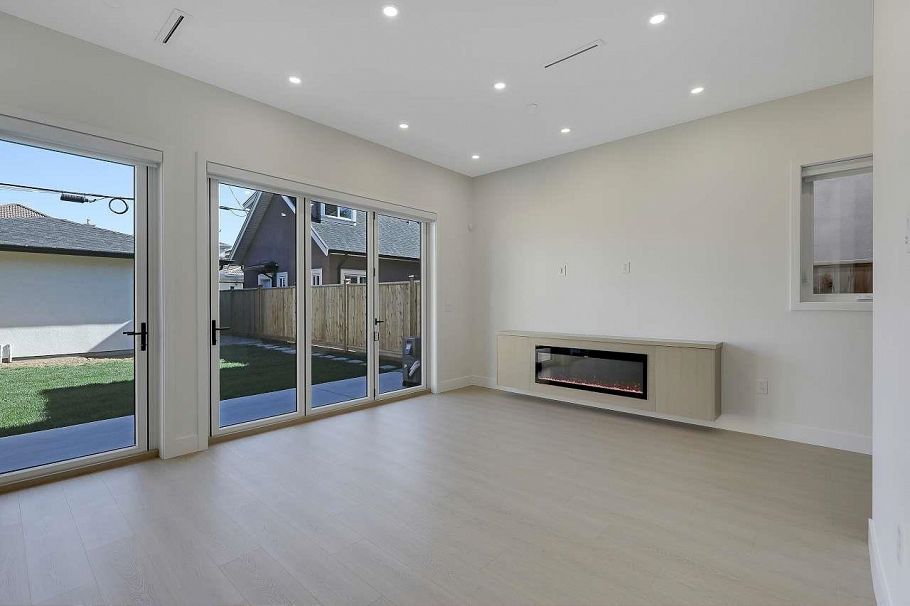 2 3251 E 44 Avenue Vancouver, BC - 8