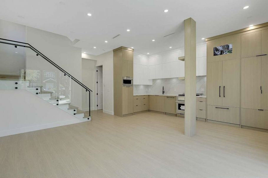 1 3251 E 44 Avenue Vancouver, BC - 3