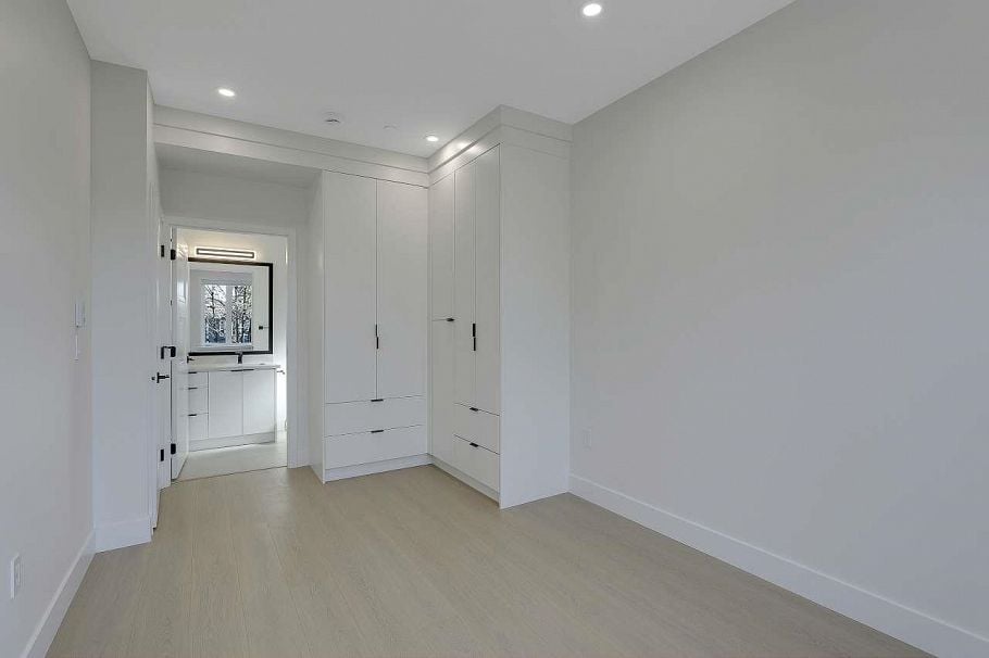 1 3251 E 44 Avenue Vancouver, BC - 13