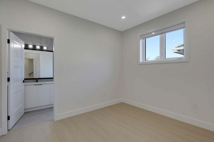 1 3251 E 44 Avenue Vancouver, BC - 14