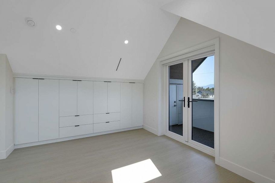 2 3251 E 44 Avenue Vancouver, BC - 25