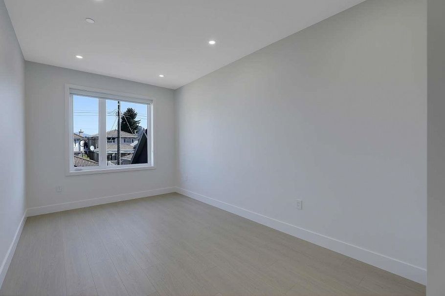 2 3251 E 44 Avenue Vancouver, BC - 18