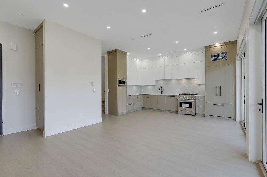 2 3251 E 44 Avenue Vancouver, BC - 5