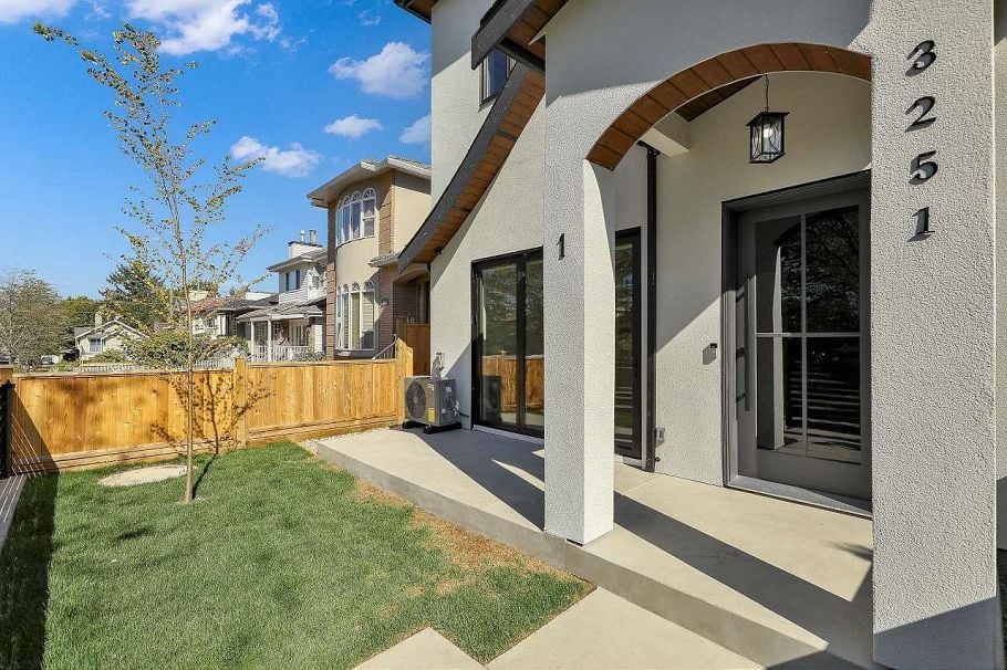 1 3251 E 44 Avenue Vancouver, BC - 23