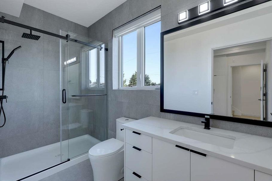 2 3251 E 44 Avenue Vancouver, BC - 21