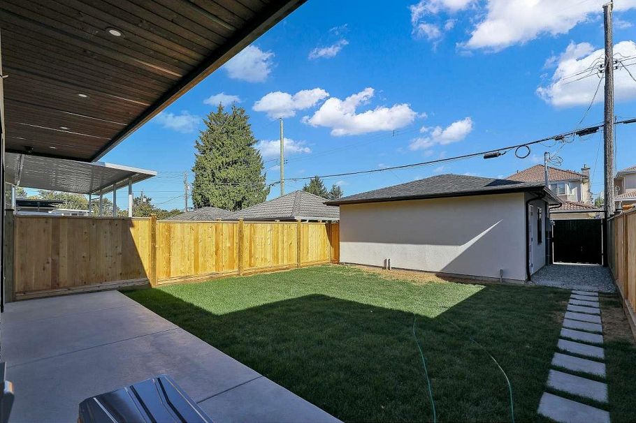 2 3251 E 44 Avenue Vancouver, BC - 29