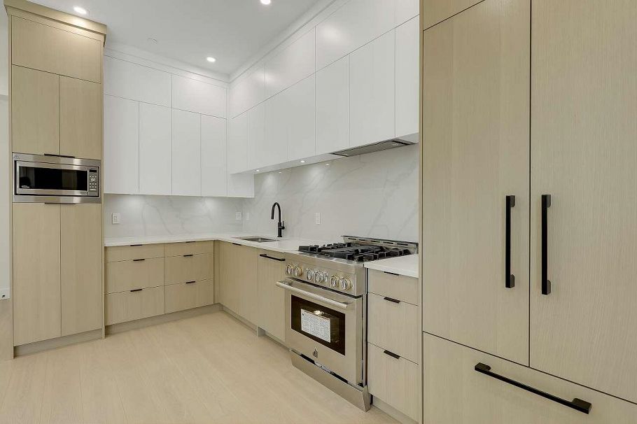 1 3251 E 44 Avenue Vancouver, BC - 5