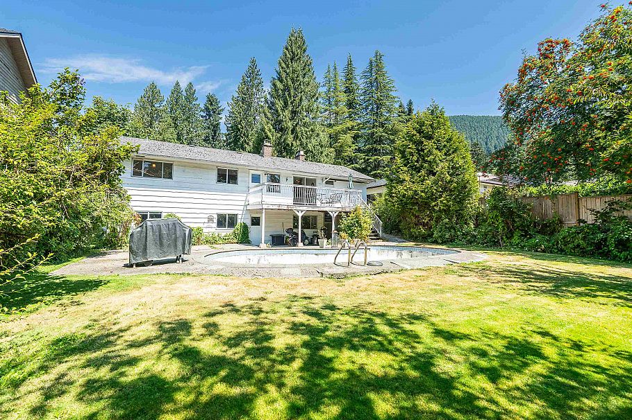 951 Canyon Boulevard North Vancouver, BC - 1