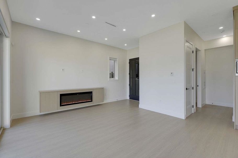 2 3251 E 44 Avenue Vancouver, BC - 6