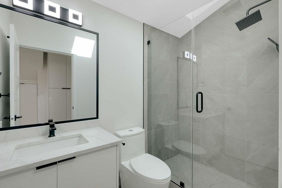 2 3251 E 44 Avenue Vancouver, BC - 24