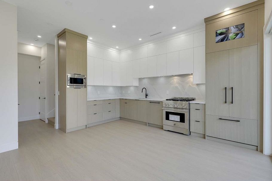 2 3251 E 44 Avenue Vancouver, BC - 9