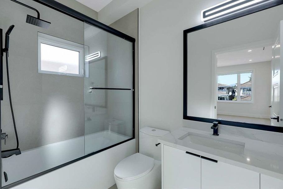 2 3251 E 44 Avenue Vancouver, BC - 19