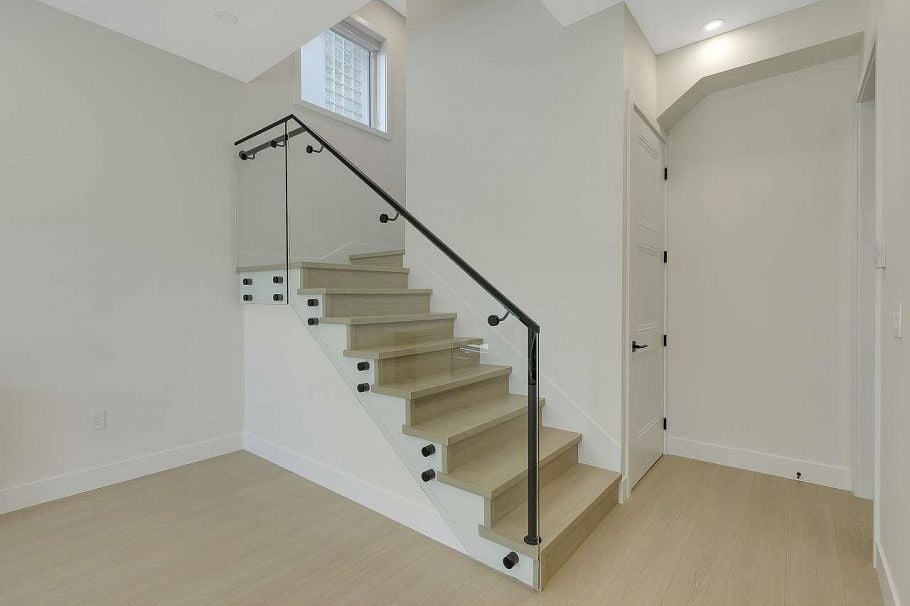 1 3251 E 44 Avenue Vancouver, BC - 8