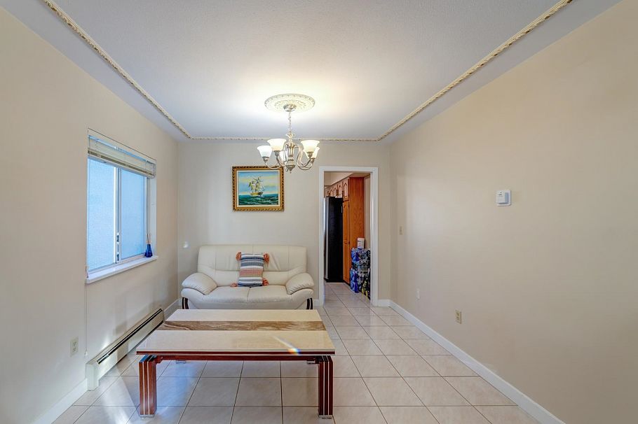 5036 Gladstone Street Vancouver, BC - 4