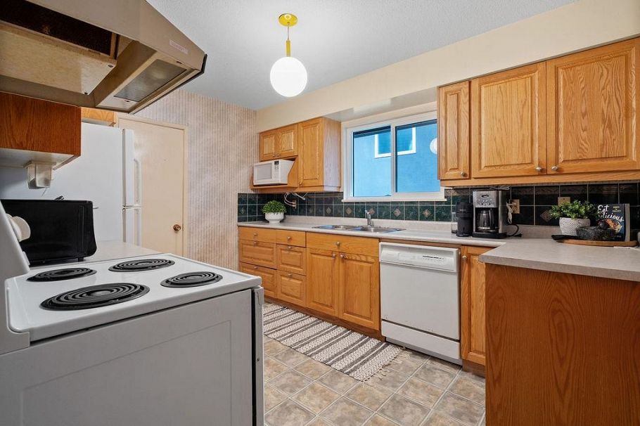 1560 Burrill Avenue North Vancouver, BC - 16