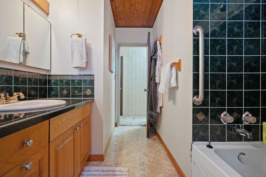 1560 Burrill Avenue North Vancouver, BC - 23