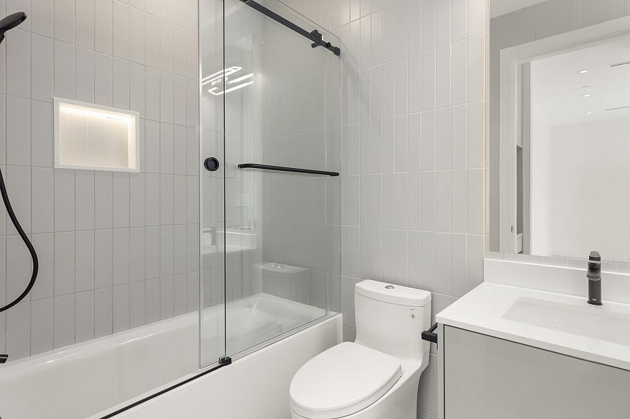 2565 W 2nd Avenue Vancouver, BC - 23