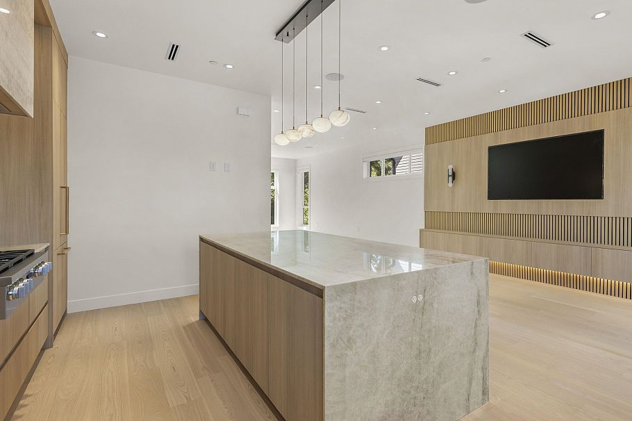 2565 W 2nd Avenue Vancouver, BC - 12