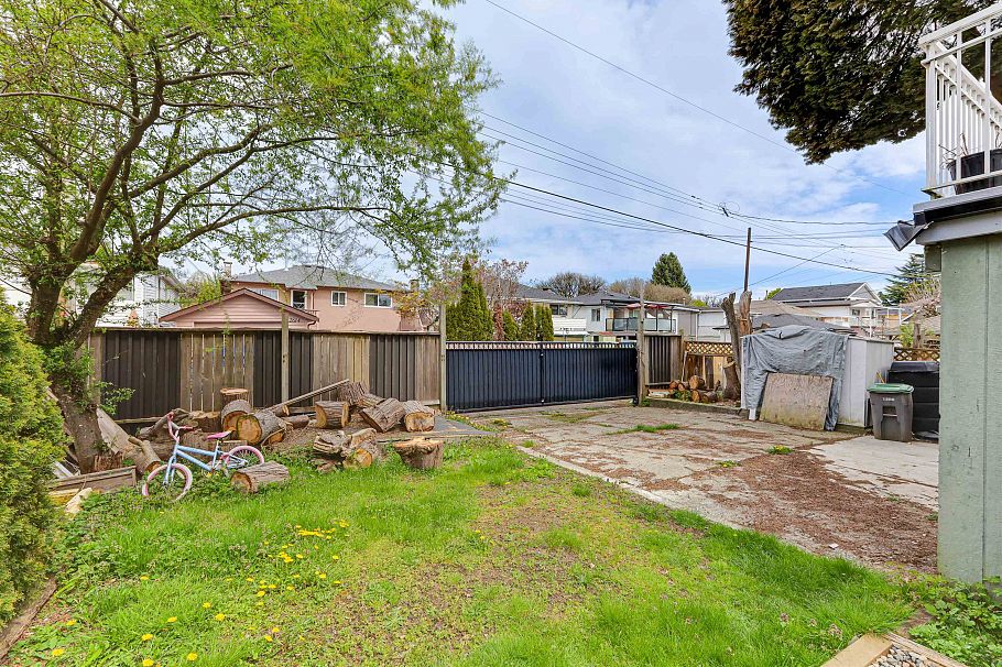 2611 E 48th Avenue Vancouver, BC - 38