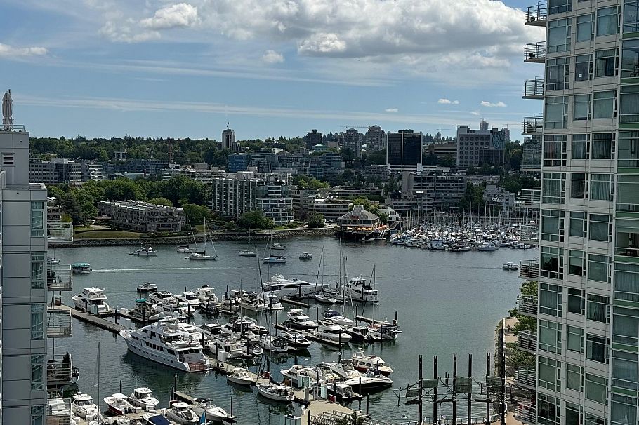 1708 198 Aquarius Mews Vancouver, BC - 3