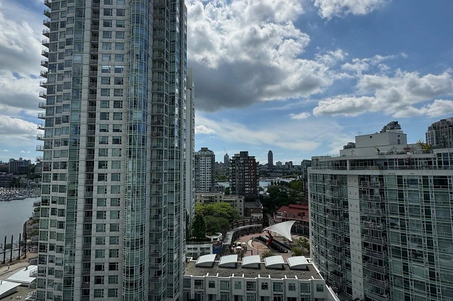 1708 198 Aquarius Mews Vancouver, BC - 2