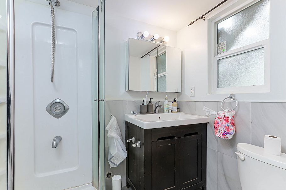 2611 E 48th Avenue Vancouver, BC - 35