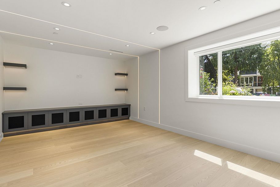 2565 W 2nd Avenue Vancouver, BC - 25