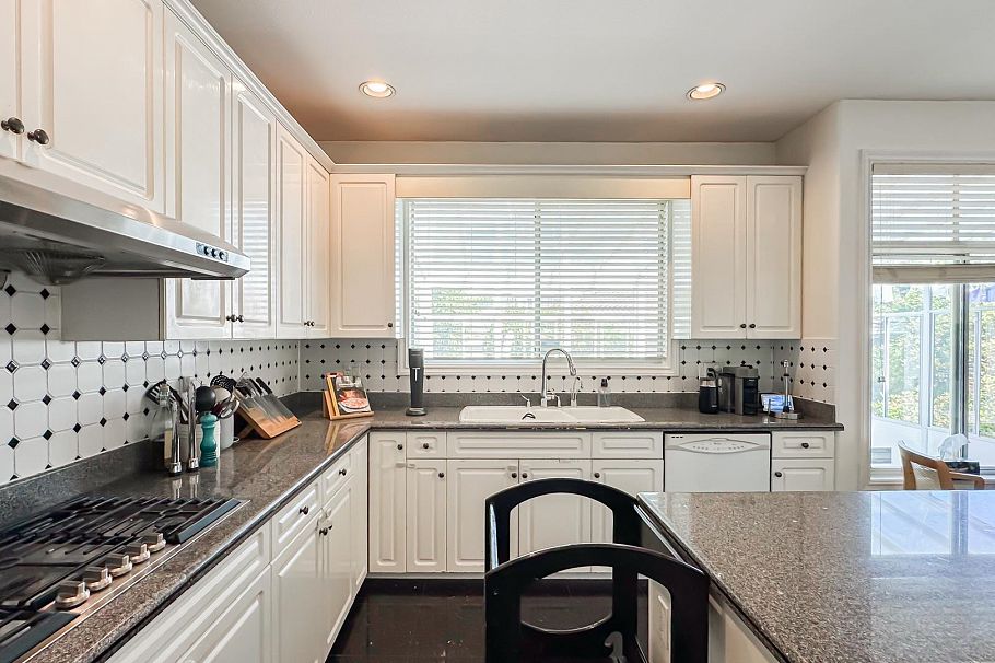 2137 W 20th Avenue Vancouver, BC - 9