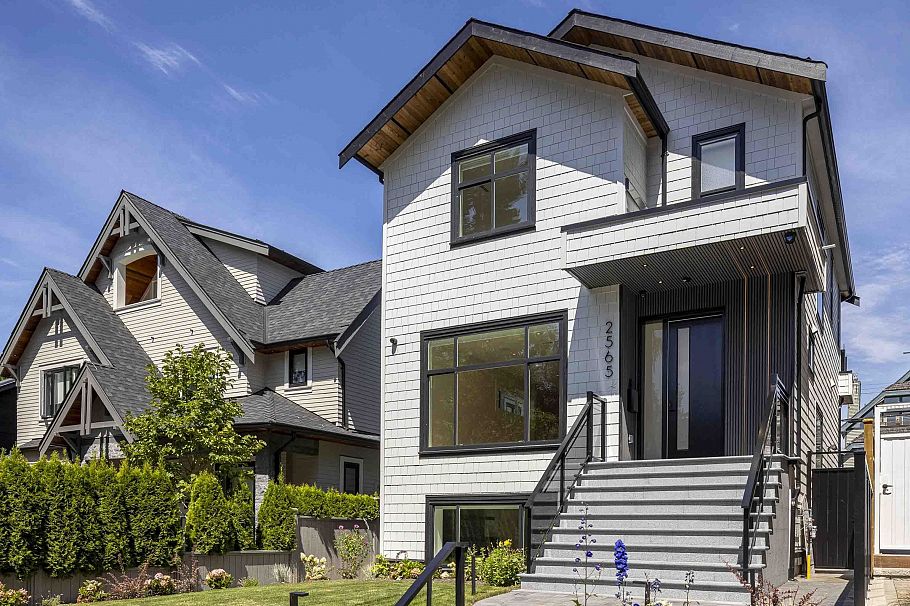 2565 W 2nd Avenue Vancouver, BC - 2