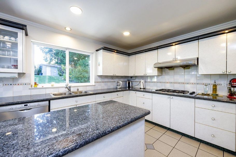 1224 E 14th Street North Vancouver, BC - 11