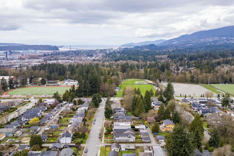 341 W 19th Street North Vancouver, BC - 26