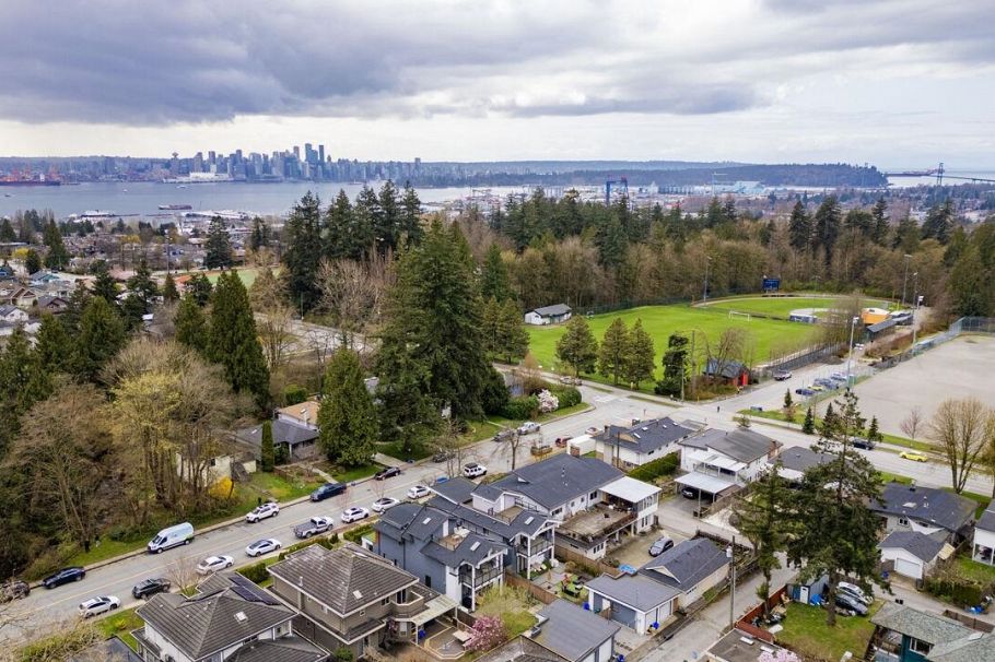 341 W 19th Street North Vancouver, BC - 24