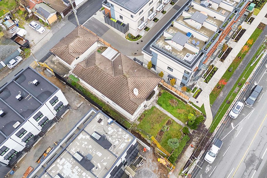 2097 612 E 3rd Street North Vancouver, BC - 1